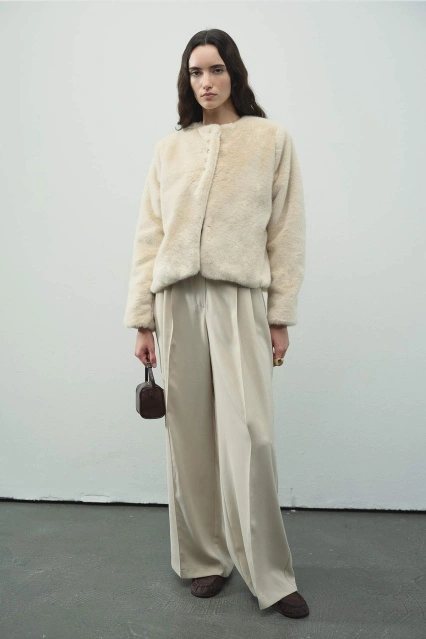 Kısa Düğmeli Pelüş Taş Ceket