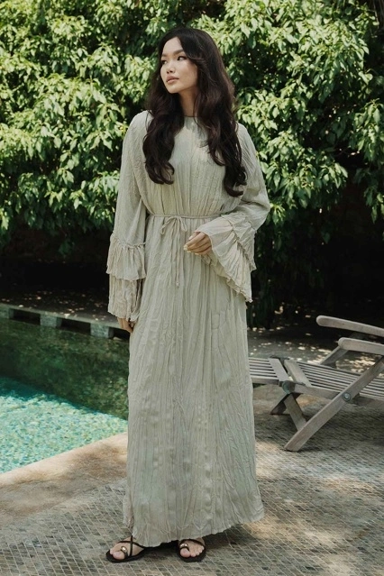 Kol Detaylı Kraş Dokulu Şifon Adaçayı Elbise