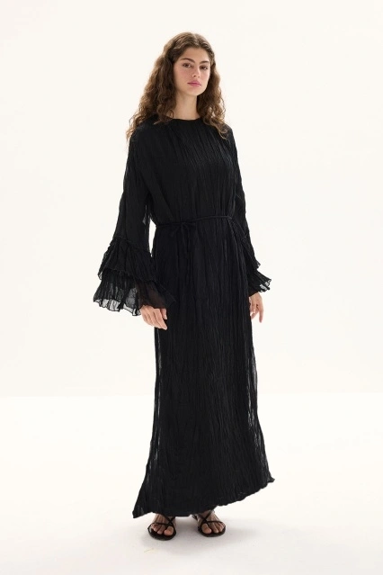 Kol Detaylı Kraş Dokulu Şifon Siyah Elbise