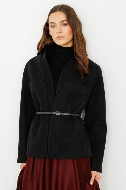 Kontrast Deri Kemerli Siyah Ceket