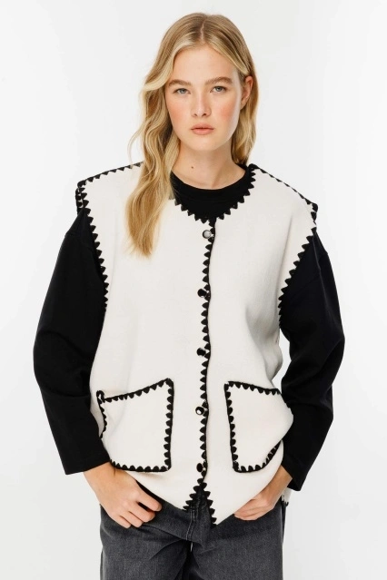 Kontrast Dikişli Krem Yelek