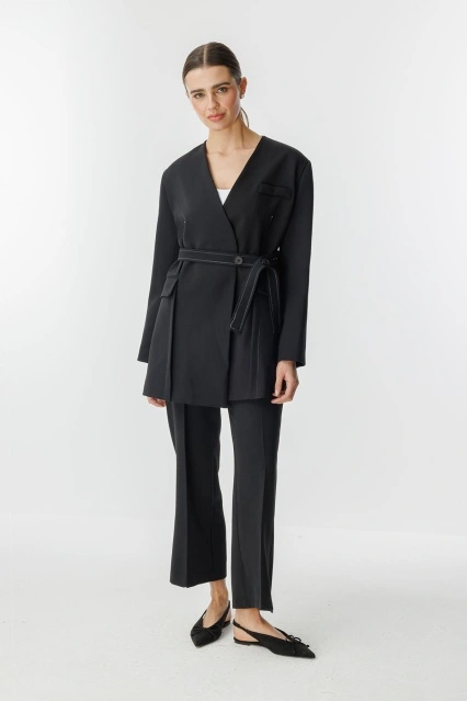 Kontrast Dikişli Siyah Ceket