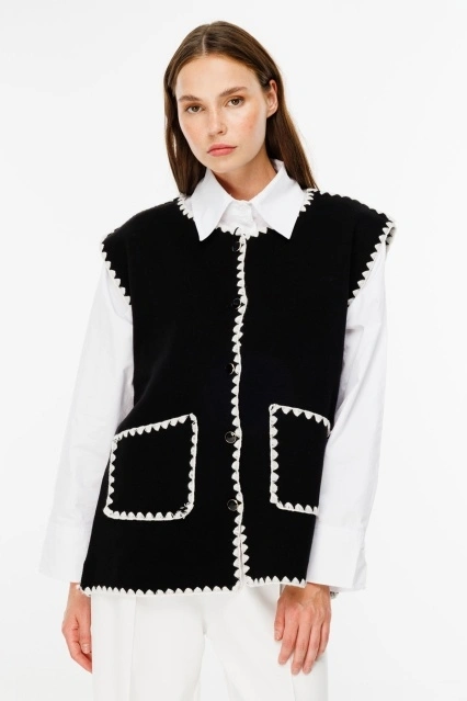 Kontrast Dikişli Siyah Yelek