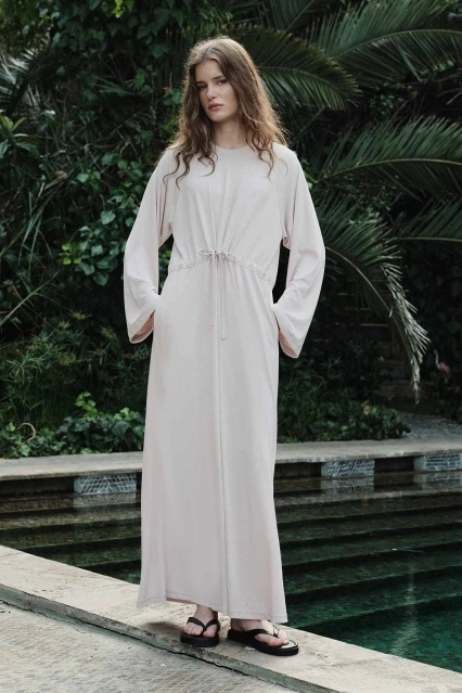 Modal İçeren Önden Büzgü Bağlamalı Bej Elbise