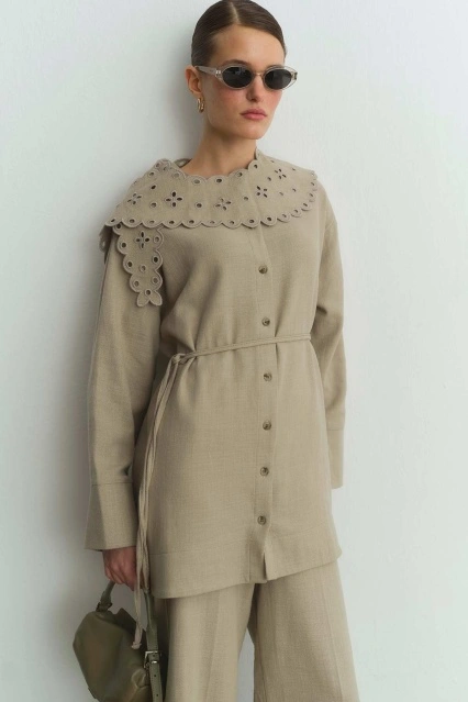 Nakış Detaylı Bebe Yaka Bej Gömlek