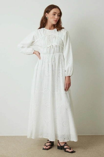 Önden Bağlama Detaylı Beyaz Petit Brode Elbise