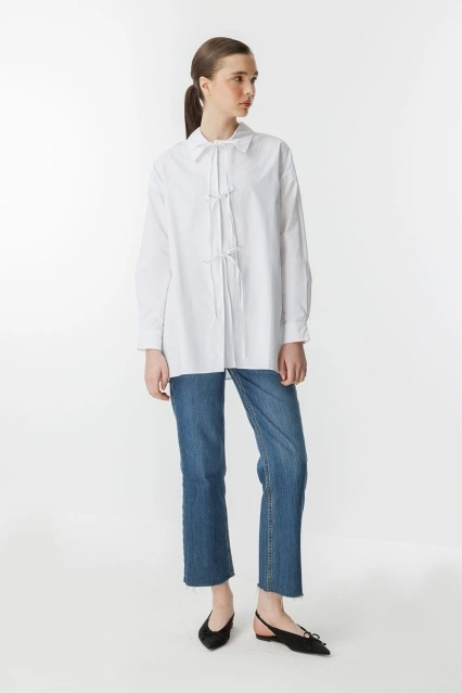 Önden İp Bağlama Detaylı Beyaz Gömlek Önden İp Bağlama Detaylı Beyaz Gömlek