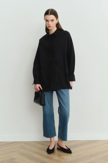 Önden İp Bağlama Detaylı Siyah Gömlek Önden İp Bağlama Detaylı Siyah Gömlek