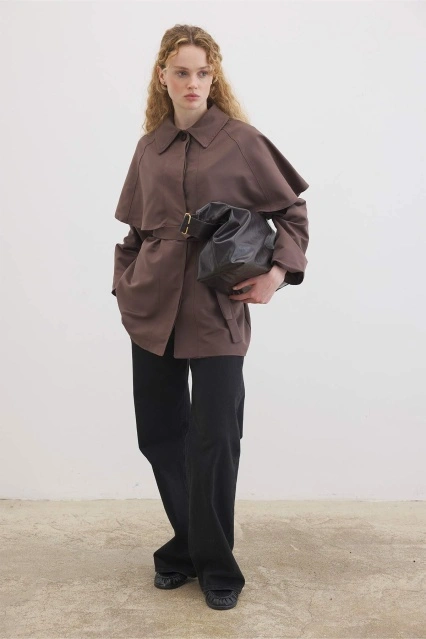 Pelerin Detaylı Çikolata Trençkot