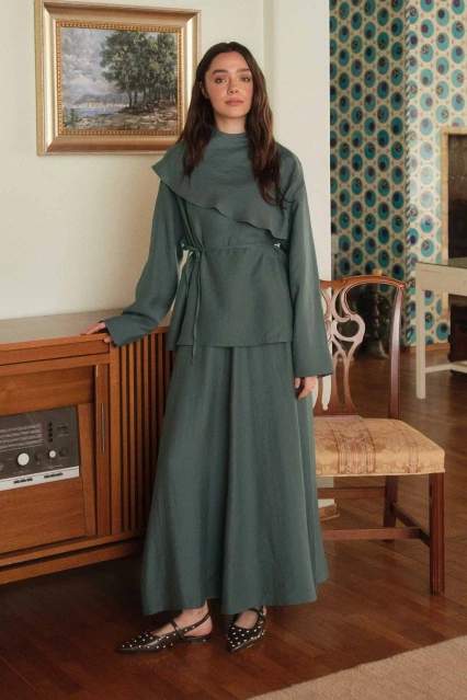 Pelerin Detaylı Gri Etek Takım