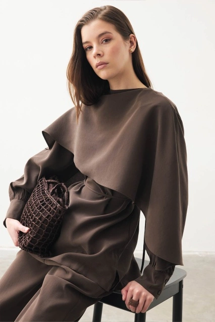 Pelerin Detaylı Kahve Pantolon Takım