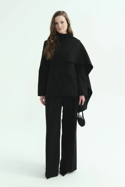 Pelerin Detaylı Siyah Blazer Ceket