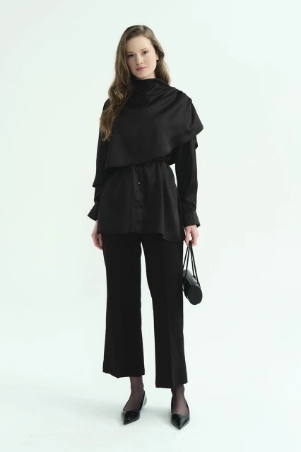 Pelerin Detaylı Siyah Gömlek