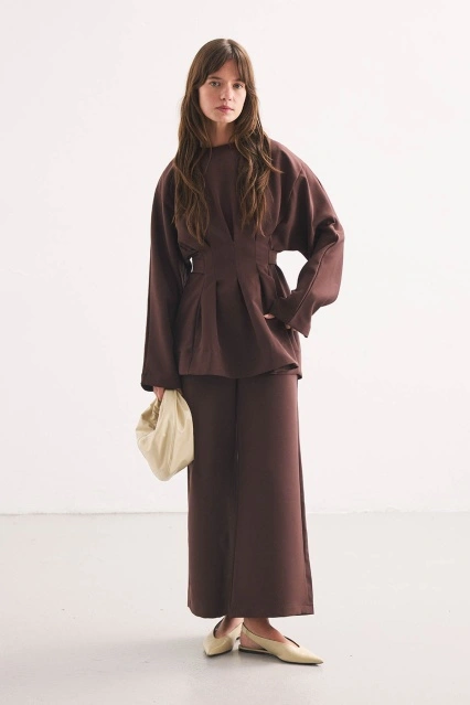 Pile Detaylı Bluz Sıcak Kahve Pantolon Takım