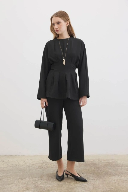 Pile Detaylı Bluz Siyah Pantolon Takım
