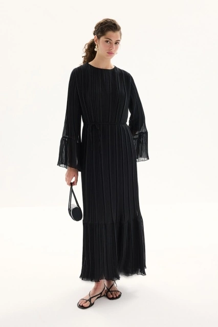 Pilise Detaylı Rahat Form Siyah Elbise