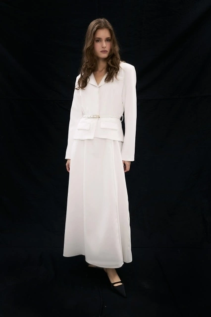 Premium Gold Kemer Detaylı Beyaz Ceket Elbise Premium Gold Kemer Detaylı Beyaz Ceket Elbise