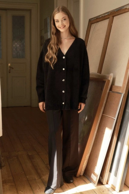 Premium Taş Düğmeli Siyah Hırka