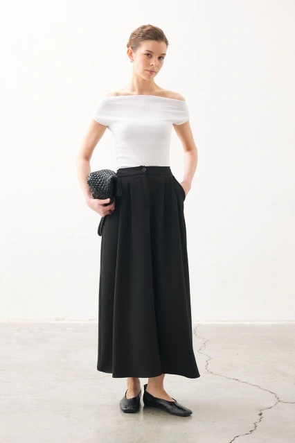 Rahat Kesim Dökümlü Siyah Etek