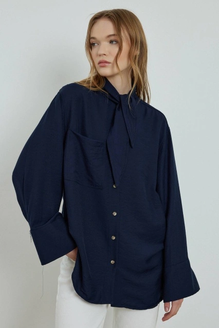 Yakası Bağlamalı Lacivert Modal Gömlek
