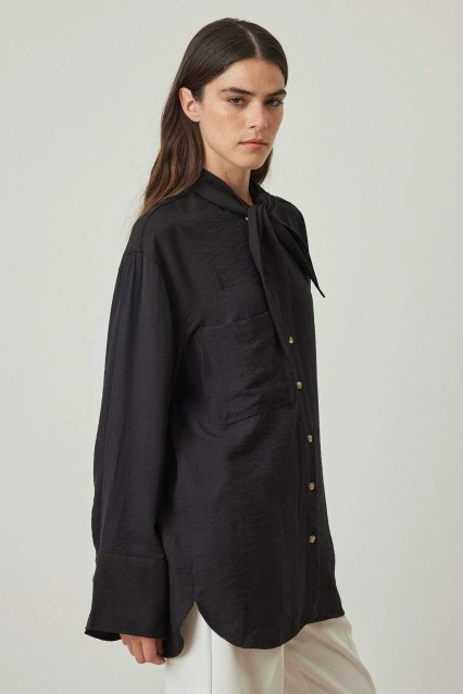 Yakası Bağlamalı Siyah Modal Gömlek