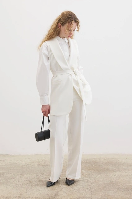 Şal Yaka Yelekli Ekru Krep Takım