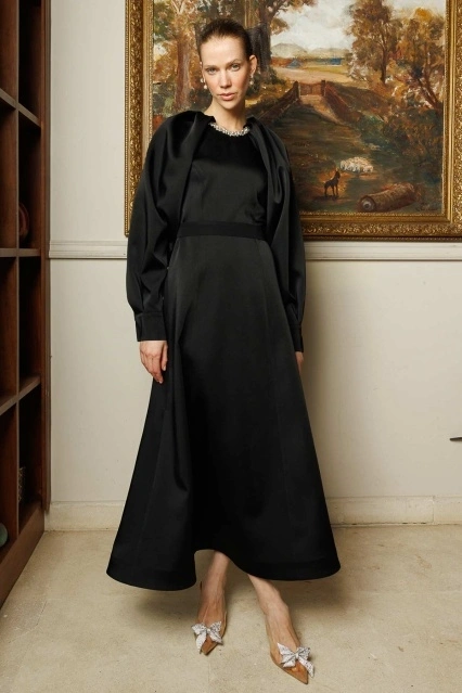 Yakası Taş İşlemeli Siyah Elbise