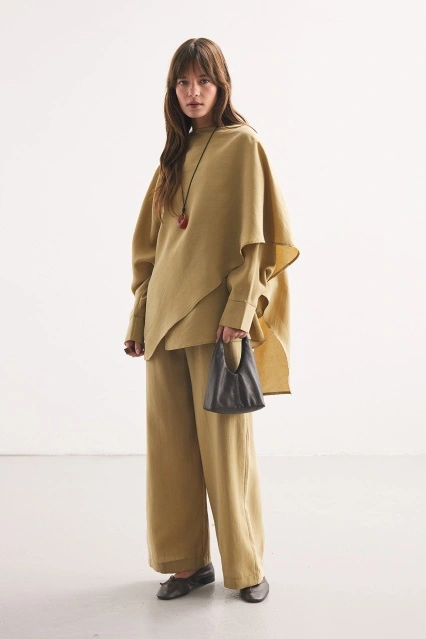 Yarasa Kol Pelerin Detaylı Safran Pantolon Takım