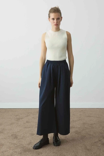 Yüksek Bel Dökümlü Pile Detaylı Lacivert Pantolon