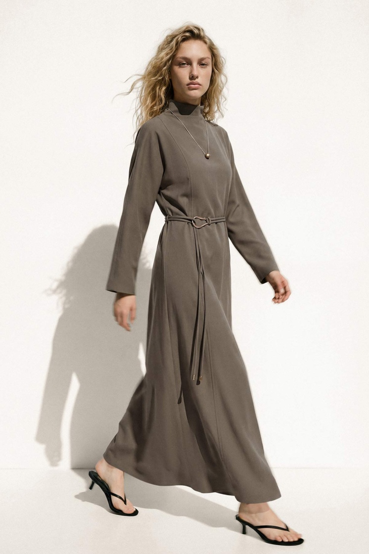Gold Aksesuar Detaylı Uzun Haki Elbise