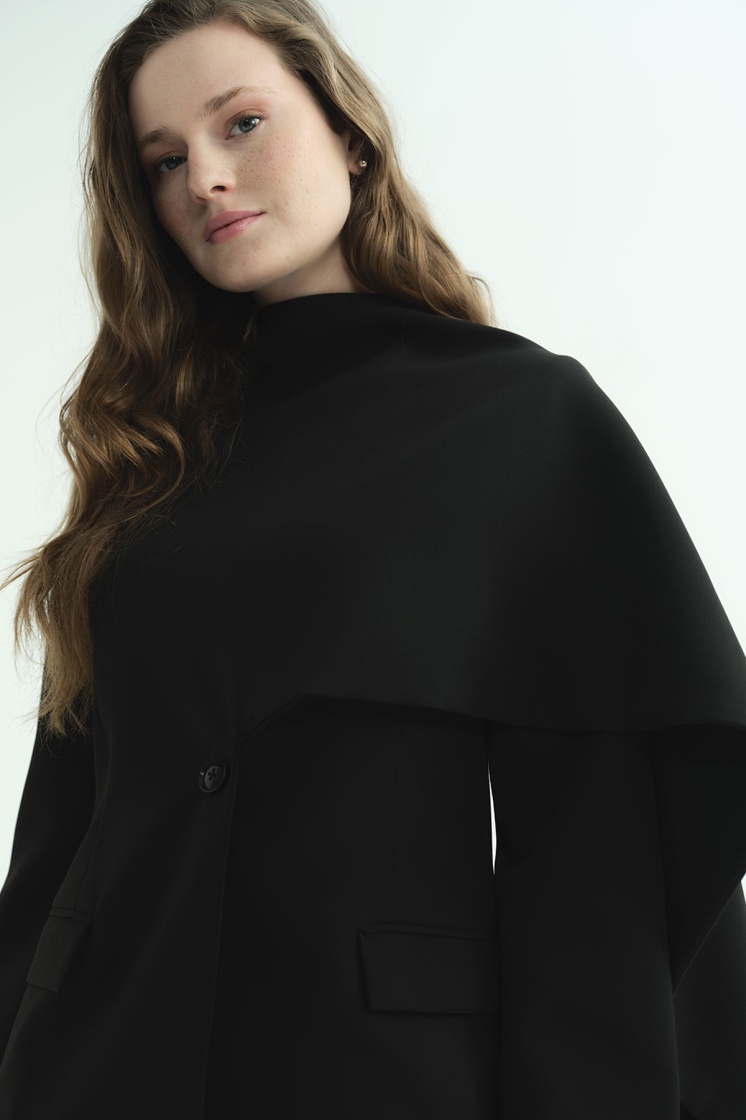 Pelerin Detaylı Siyah Blazer Ceket