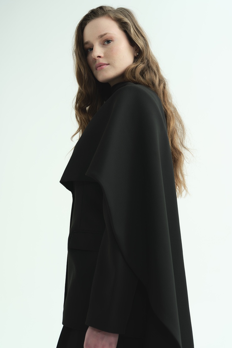Pelerin Detaylı Siyah Blazer Ceket